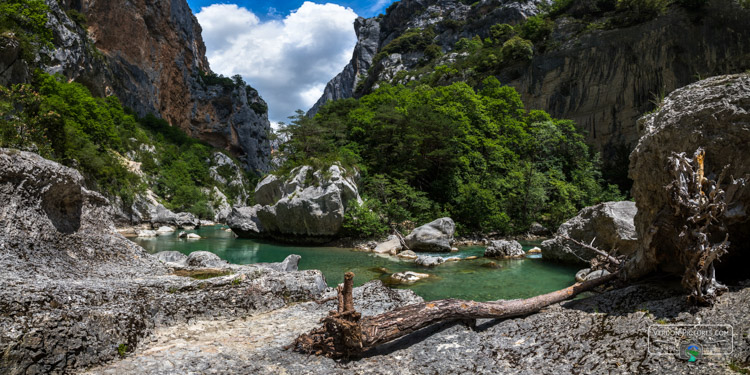 photo riviere calme sous le sentier blanc martel, Verdon